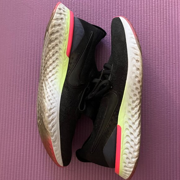 Rarely Used Nike Epic React Flyknit 2 Running Sneaker Shoes - Picture 4 of 6